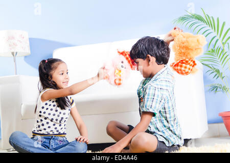 2 indische Kinder zu Hause spielen Teddybär Stockfoto