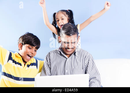 indischen Vaters mit Kinder Laptop ansehen Stockfoto