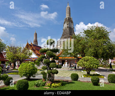 TH00188-00... THAILAND - sorgfältig beschnittene Bäume und Sträucher im Wat Arun (Tempel der Morgenröte) in Bangkok. Stockfoto