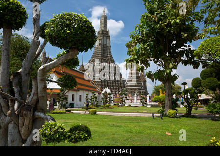 TH00189-00... THAILAND - sorgfältig beschnittene Bäume und Sträucher rund um den hoch aufragenden Wat Arun (Tempel der Morgenröte) in Bangkok. Stockfoto