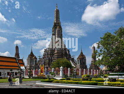 TH00190-00... THAILAND - sorgfältig beschnittene Bäume und Sträucher rund um den hoch aufragenden Wat Arun (Tempel der Morgenröte) in Bangkok. Stockfoto