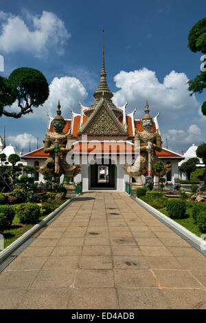 THAILAND - sorgfältig beschnittene Bäume und Büsche und der Sahat Decha (White Stone Giant) und Thotsakan (Green Giant) auf im Wat Arun. Stockfoto