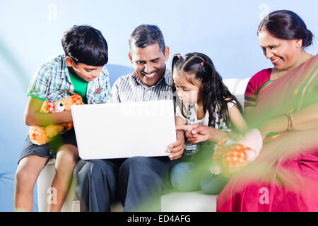 indischer Eltern mit Kinder Laptop arbeiten Stockfoto