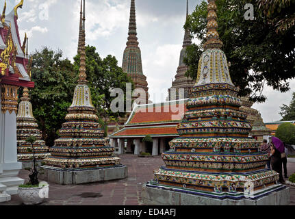 TH00207-00... THAILAND - Stupas mit Fliesen verziert und glasiertem Porzellan auf dem Gelände des Wat Pho in Bangkok. Stockfoto