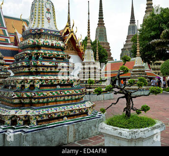 TH00208-00... THAILAND - Stupas mit Fliesen verziert und glasiertem Porzellan auf dem Gelände des Wat Pho in Bangkok. Stockfoto