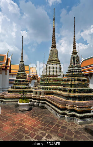 TH00210-00... THAILAND - Stupas mit Fliesen verziert und glasiertem Porzellan auf dem Gelände des Wat Pho in Bangkok. Stockfoto