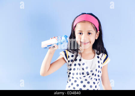 1 indische Kind Mädchen zeigen Zahnpasta Stockfoto