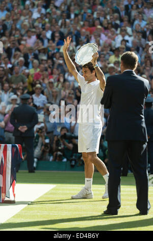 06.07.2014. die Wimbledon Tennis Championships 2014 statt in The All England Lawn Tennis and Croquet Club, London, England, UK. Herren Einzel - Finale. Novak Djokovic (SRB) [1] besiegt Roger Federer (mit Kopftuch) (SUI) [4]. Stockfoto