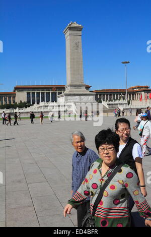 Menschen herumlaufen Denkmal für die Helden des Volkes in dem Tiananmen-Platz, Kaiserpalast, Peking, China Stockfoto