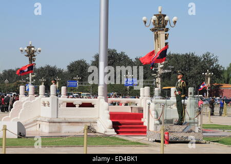 Flagstuff Stand und chinesische Wache am Platz des himmlischen Friedens, Peking China Stockfoto