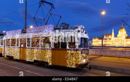 Leichte Straßenbahn zu Weihnachten in Budapest Stockfoto