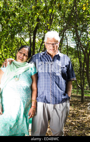 Genießen Sie indische alte Ehepaar park Stockfoto