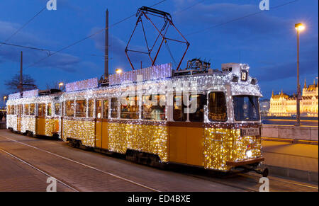 Leichte Straßenbahn zu Weihnachten in Budapest Stockfoto