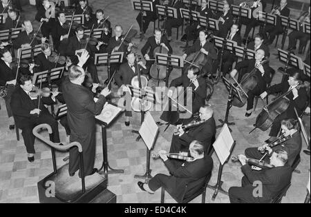 Der finnische Rundfunk-Sinfonieorchester in einer Live-Sendung, die 1939 in die USA übertragen. Stockfoto