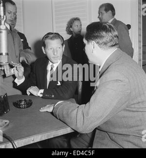 Der amerikanische Schauspieler Danny Kaye für der finnischen Rundfunkgesellschaft 1955 interviewt. Stockfoto