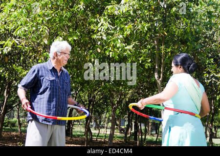 indische alten Ehepaar Park spielen Hula Hoop Stockfoto