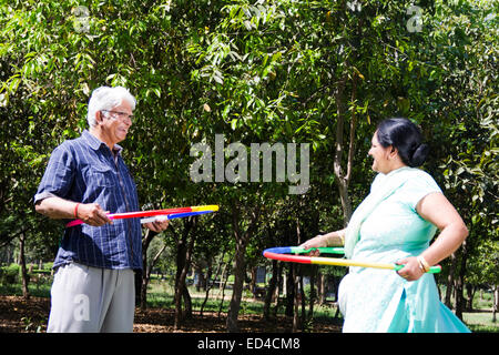 indische alten Ehepaar Park spielen Hula Hoop Stockfoto