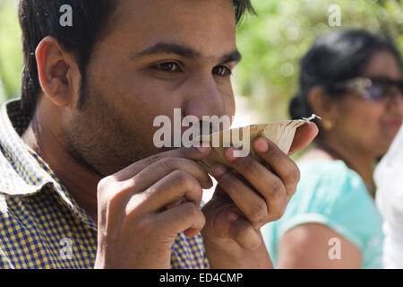 1 Mann Park side Essen Panipuri Stockfoto