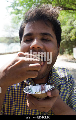 1 Mann Park side Essen Panipuri Stockfoto