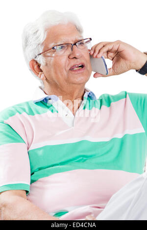 1 indische Greis sprechen Telefon Stockfoto