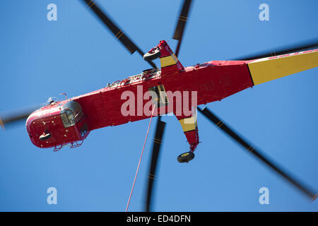 Ein Sky-Kran-Hubschrauber, der verwendet wurde, gegen den König Feuer im El Dorado Forest, Kalifornien, USA. Stockfoto