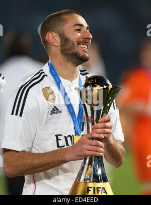 Marrakesch, Marokko. 20. Dezember 2014. FIFA-Weltpokal. Endgültige. Real Madrid gegen San Lorenzo. Real Madrid weiterleiten Karim Benzema mit der Gewinner-Trophäe. © Aktion Plus Sport/Alamy Live-Nachrichten Stockfoto