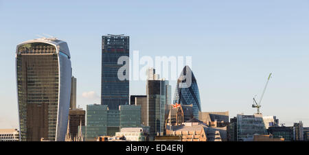 Hochhäuser der City of London mit Gurke und Walkie Talkie gesehen von der Südseite der Themse in London, England, UK Stockfoto