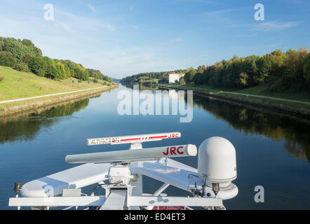 Kreuzfahrt Schiff oder Boot auf Rhein-Main-Donau-Kanal in der Nähe der Europäischen Wasserscheide oder Wasserscheide am Pierheim, Deutschland Stockfoto