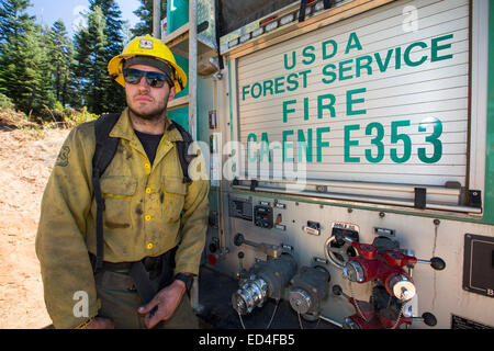 Feuerwehrleute, die Bekämpfung der König Feuer verbrannt, die 97.717 Hektar des El Dorado National Forest in Kalifornien, USA. Nach einer Stockfoto