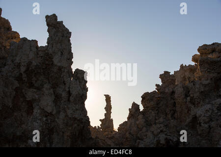 Die berühmten Kalktuff-Formationen auf Mono Lake, Kalifornien, USA Stockfoto