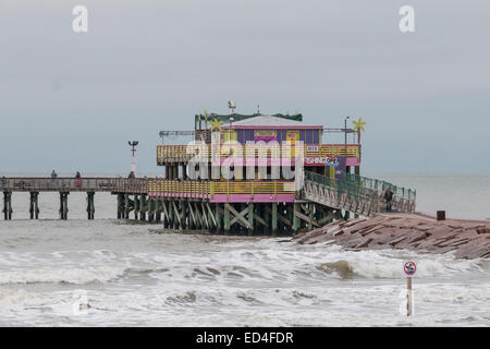 Großen Angelsteg in Galveston Bucht, mit Regen, Wind und Wellen. Stockfoto