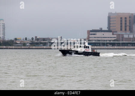 Galveston Hafen Lotsenboot Experte Hafen "Pilot" eingehende Schiff an Bord tragen, es in Durchgang in den Hafen zu unterstützen. Stockfoto