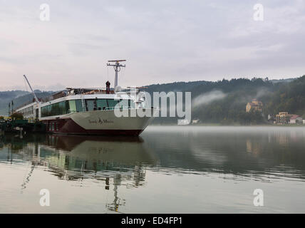 Bogen von Sound of Music Flusskreuzfahrt Schiff auf Donau in der Abenddämmerung in Aschach an der Donau, Österreich Stockfoto