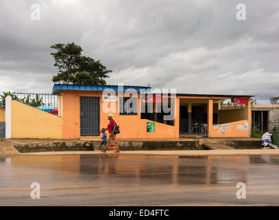 Kleine Bar und ein Café in der Stadt Anisok in Äquatorial-Guinea, Afrika Stockfoto