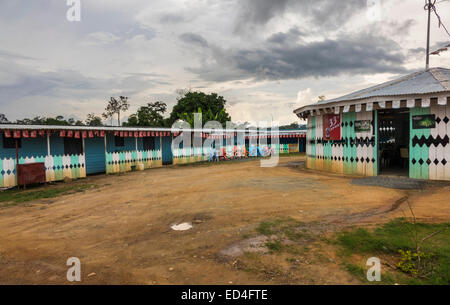 Kleine Bar und ein Café in der Stadt Anisok in Äquatorial-Guinea, Afrika Stockfoto