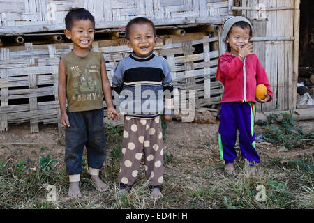 Kinder Kmou Volksgruppe, Kiew Mak Nao Dorf, Laos Stockfoto