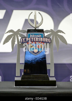 St. Petersburg, FL, USA. 26. Dezember 2014. Bitcoin-Trophy während der 2. Hälfte Aktion in der Bitcoin-St. Petersburg-Schüssel zwischen der NC State Wolfpack und UCF Knights. NC State besiegt Zentralflorida 34-27 im Tropicana Field in St. Petersburg, FL Credit: Csm/Alamy Live-Nachrichten Stockfoto