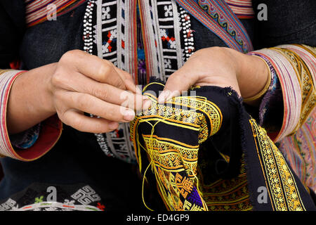 Red Dao Frau sticken, Sapa (Sa Pa), Vietnam Stockfoto