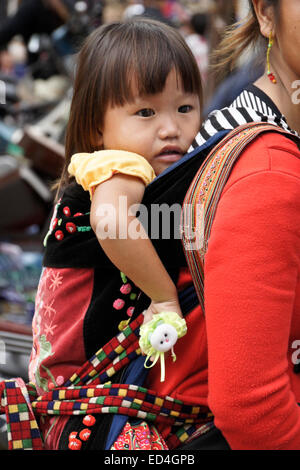 Kleines Mädchen in der Rückentrage, Sapa (Sa Pa), Nam Luc, Vietnam Stockfoto