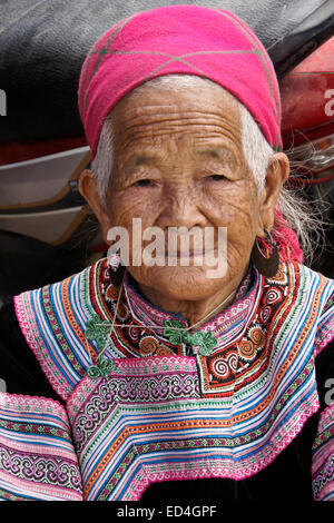 Alte Frau Blume Hmong, Nam Luc, Sapa (Sa Pa), Vietnam Stockfoto