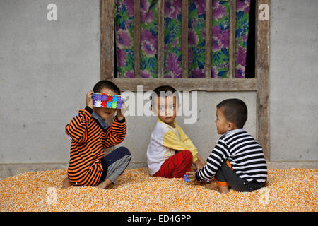 Tay Minderheit Kinder spielen im Maiskörner, Trung Do Dorf Sapa (Sa Pa), Vietnam Stockfoto