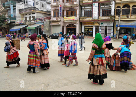 Flower Hmong Frauen in der Stadt für den Sonntag Markt, Bac Ha, Sapa (Sa Pa), Vietnam Stockfoto