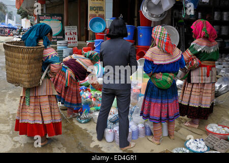 Flower Hmong Frauen am Sonntag Markt, Bac Ha, Sapa (Sa Pa), Vietnam Stockfoto