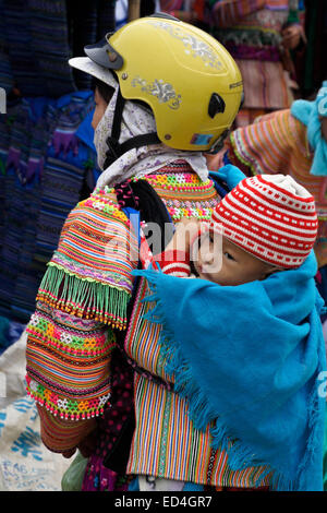 Flower Hmong-Mutter und Kind am Sonntag Markt, Bac Ha, Sapa (Sa Pa), Vietnam Stockfoto