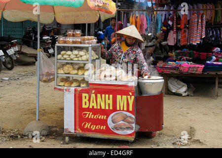 Frau mit Brot und Kuchen am Sonntag Markt, Bac Ha, Sapa (Sa Pa), Vietnam Stockfoto