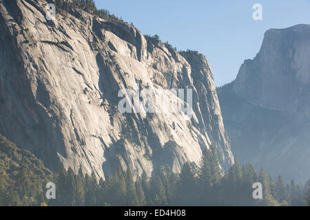 Rauch aus einem Wald Feuer hängt über dem Yosemite Tal in den Yosemite Nationalpark, Kalifornien, USA. Nach vier Jahren Stockfoto