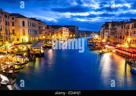 Venedig, Italien. Nachtansicht des Canal Grande, von der Rialto-Brücke, touristischen Ort von Venedig Laguna gesehen. Stockfoto