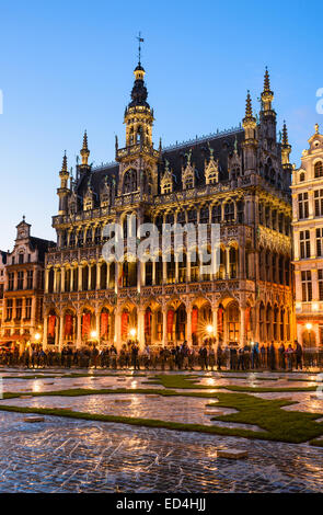 Bruxelles, Belgien. Nacht-Bild mit Grand Place (Grote Markt) und Maison du Roi, gebaut im Jahre 1536 Stockfoto