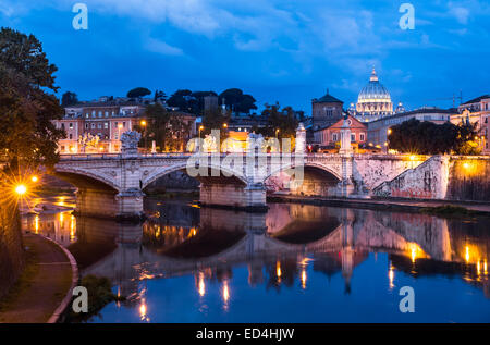 Abenddämmerung Bild mit Ponte Vittorio Emanuele II in Rom, Vatikanstadt Landschaft über des Flusses Tiber. Stockfoto