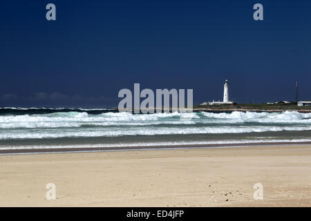 Strand und Licht Haus von Cape St. Francis, Südafrika. Stockfoto